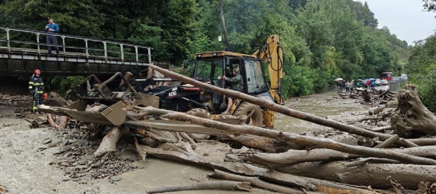 Felhőszakadás Beszterce-Naszód megyében: Fa és hordalék zárta el az országutat